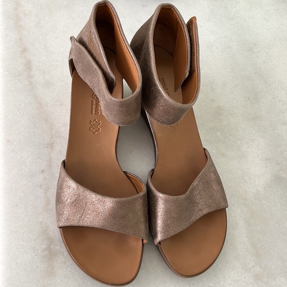 Paul Green Tammy Wedge Metallic Tan Suede leather Sandals 8 - Picture 3 of 9